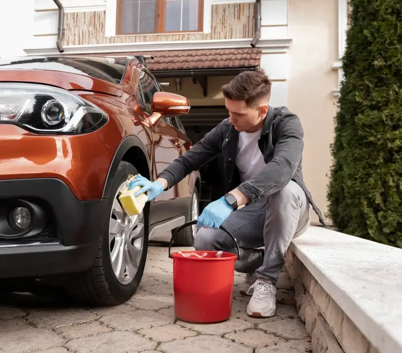 Lavage auto à domicile Neuville-en-Ferrain : professionnel intervenant sur un véhicule